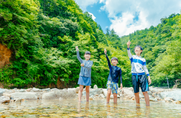 魚のつかみ取りから調理まで。命を学ぶ野外授業